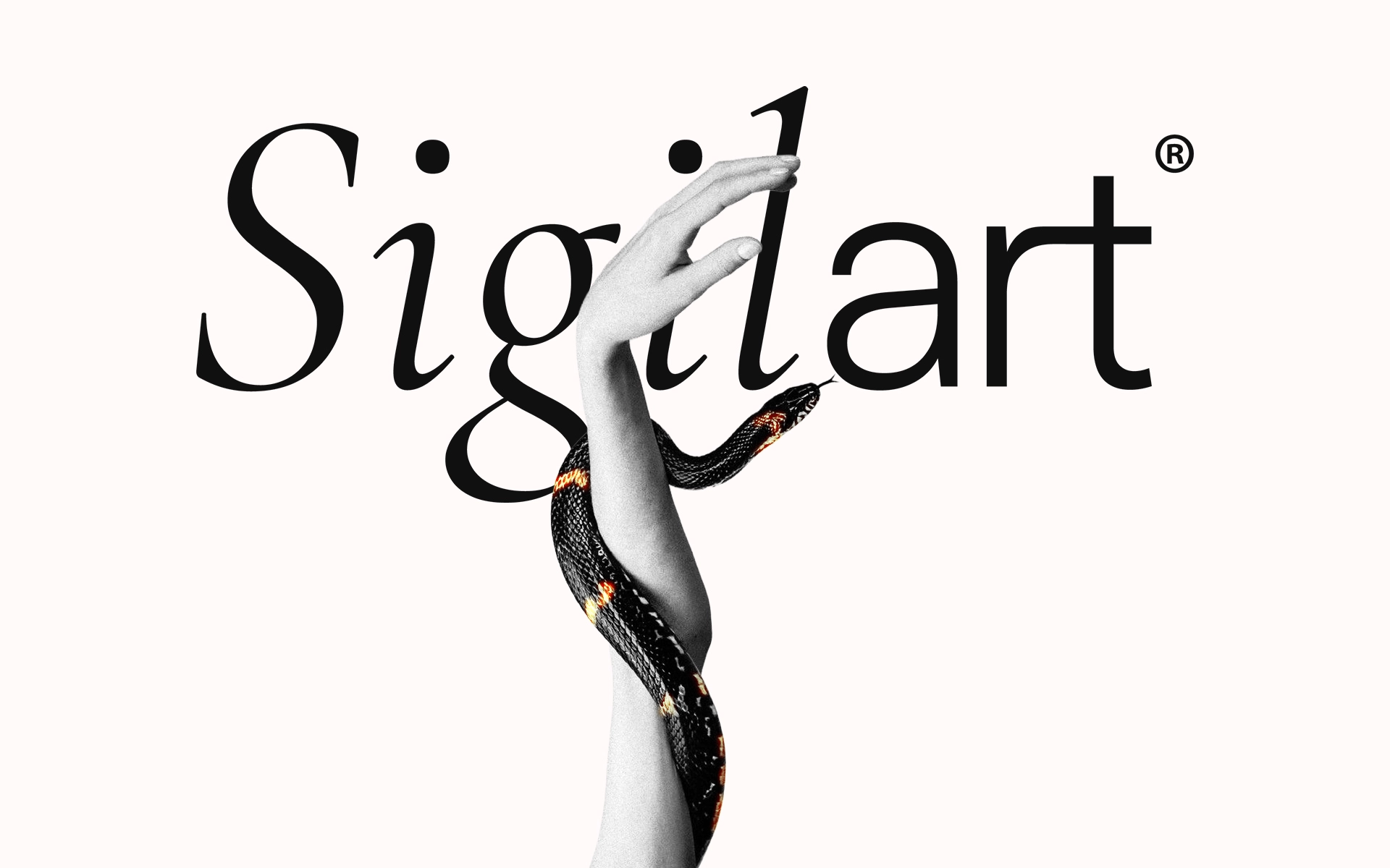 Image illustrant l'univers créatif de la marque en mettant en scène un serpent enroulée autour d'une main de femme.